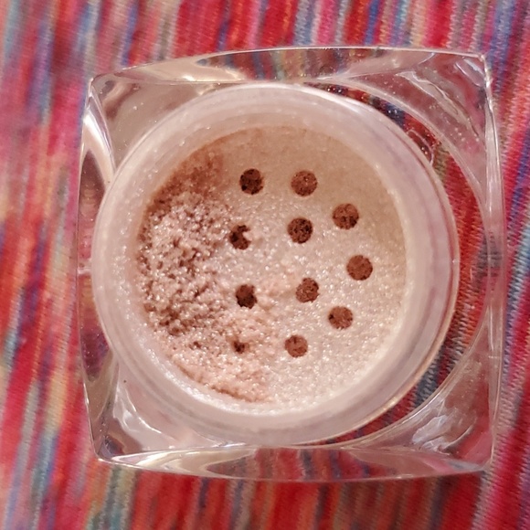 Eyeshadow - Picture 3 of 5